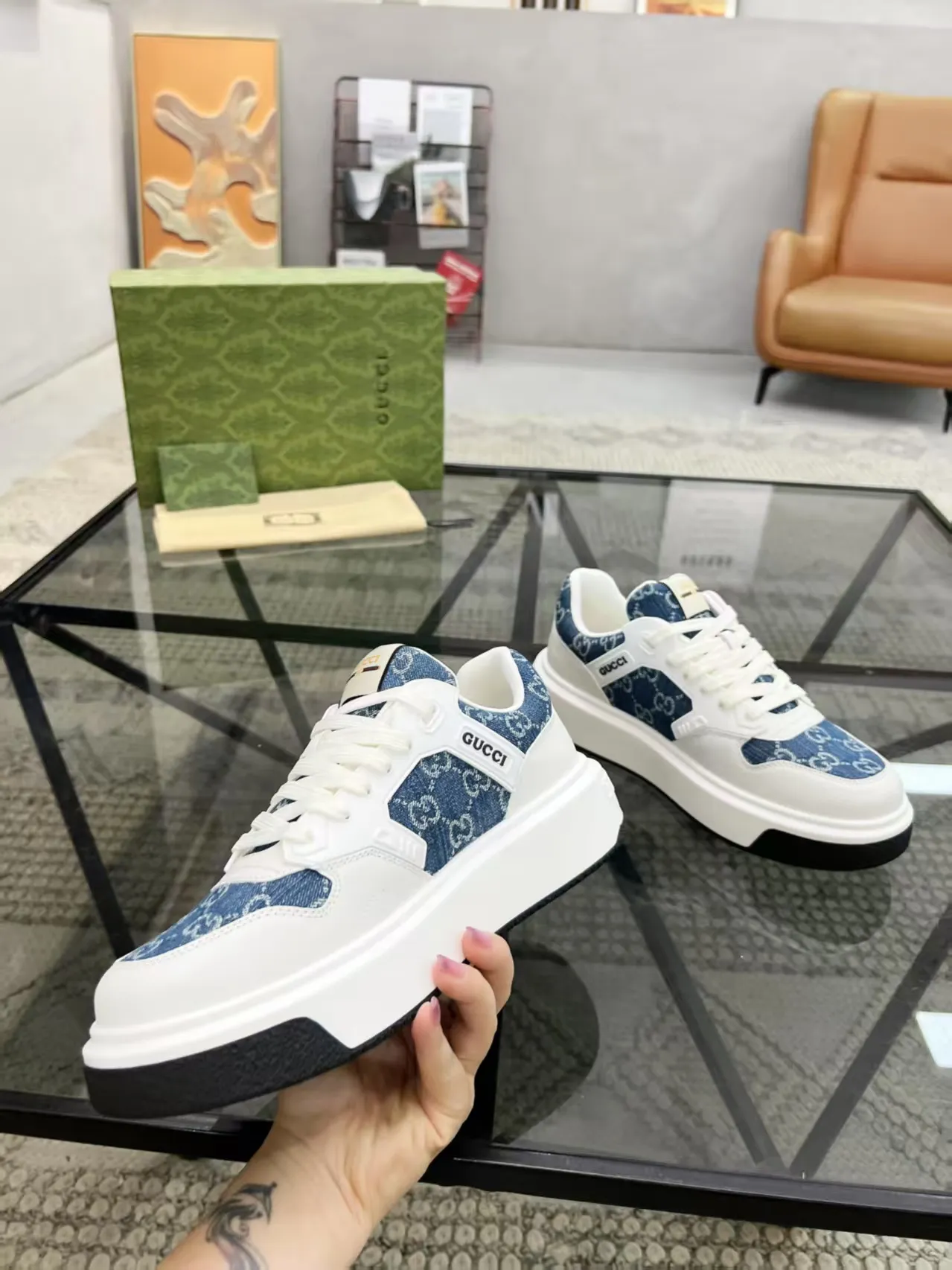 P440 new men's shoes GUCCI [Lightning] latest shoes are shipped. Original quality, fashionable, made of special materials, sheepskin lining, brand new packaging. The foot feels super comfortable and the workmanship is impeccable. Size: 38-45